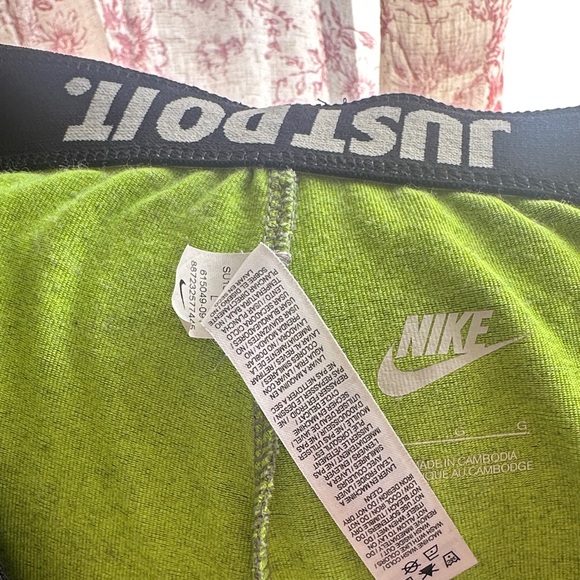 Nike Women's Green Leggings - Picture 5 of 6